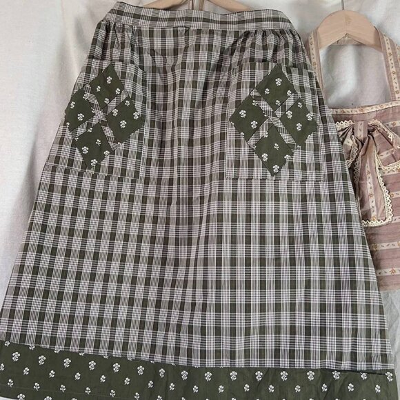 Dresses & Skirts - Green Midi Skirt With Floral Patch Details